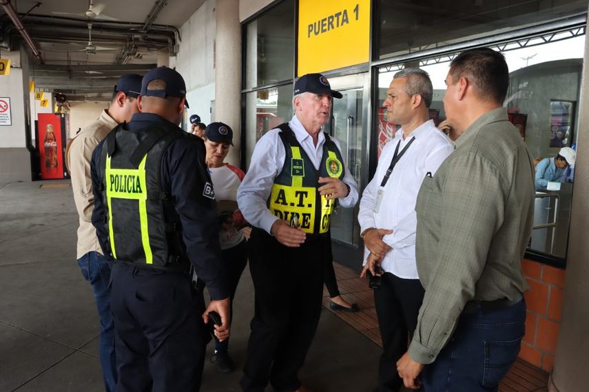La Autoridad de Tránsito y Transporte Terrestre (ATTT) llevó a cabo un operativo de inspección en la terminal de Albrook. La Autoridad de Tránsito y Transporte Terrestre (ATTT) llevó a cabo un operativo de inspección en la terminal de Albrook.