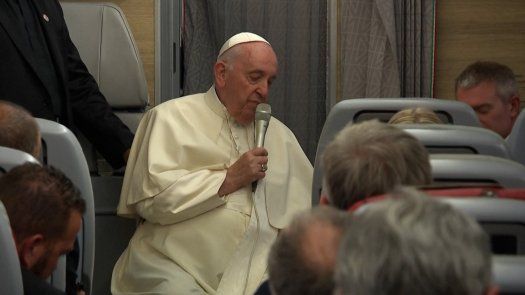 El papa no descarta renunciar y reconoce genocidio de indígenas tras agotador viaje a Canadá