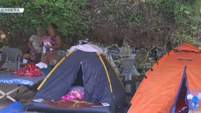 Familias de Herrera siguen durmiendo en carpas tras el terremoto.