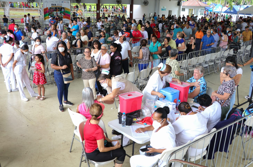 Gran afluencia de personas en la jornada de vacunación en el Parque Omar.