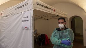 “Debo decir que, desafortunadamente, en Alemania nuestra tasa de vacunación no es lo suficientemente alta para evitar la rápida propagación del virus, afirmó la canciller, Angela Merkel, el miércoles en la noche.