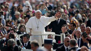 Papa ataca la teoría del género y defiende colaboración entre hombre y mujer Papa ataca la teoría del género y defiende colaboración entre hombre y mujer