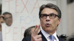 Abogados de Perry piden desestimar cargos en Texas
