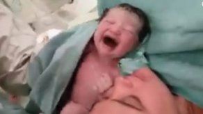 Reacción de bebé recién nacida causa impacto en redes