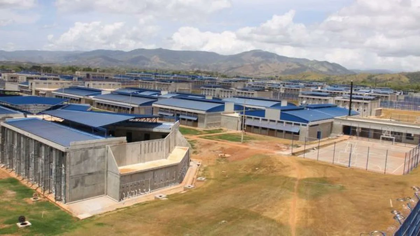 Ministerio de Gobierno denuncia red de estafa a familiares de privados de libertad.