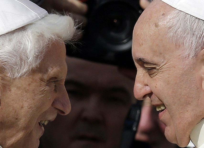 El papa Benedicto (izq.) y Francisco (der.)