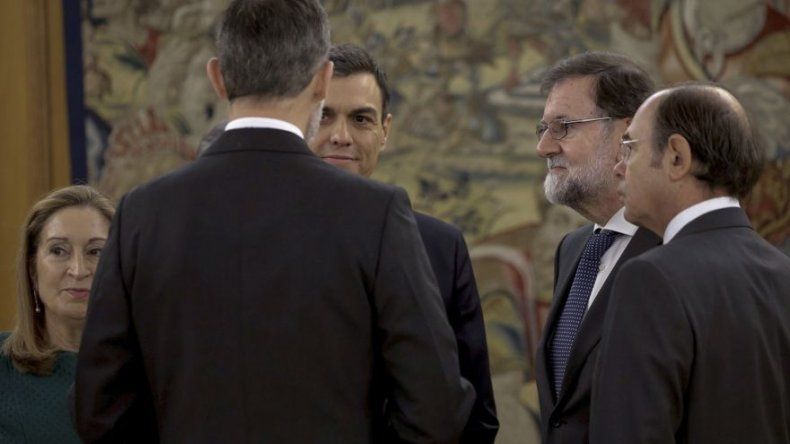 Socialista Sánchez juramenta como presidente en España