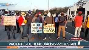 Pacientes de hemodiálisis de Coclé protestan y cierran la carretera Panamericana