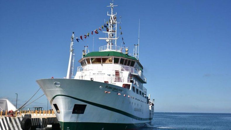 Nave mexicana de investigación sobre recursos pesqueros cruza Canal de Panamá