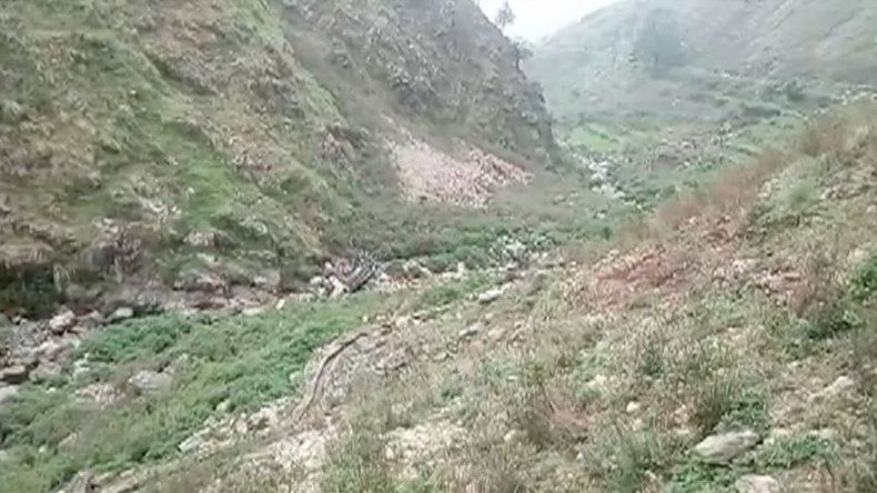 Autobús se desploma en barranco en India; 48 muertos