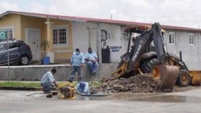 Idaan repara tubería rota en Praderas de San Lorenzo