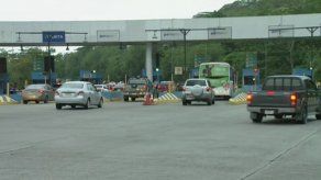 Largas filas en los corredores tras suspensión de venta y recarga de tarjetas