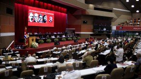 Participantes asisten al VIII Congreso del Partido Comunista de Cuba que se realiza en el Palacio de Convenciones en La Habana.