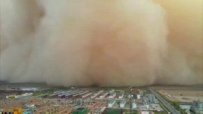 Tormenta de arena cubre una ciudad en China