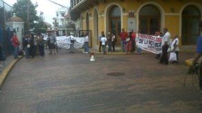 Afectados por el jarabe protestaron tras cinco años de la golpiza