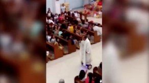 Sancionan a sacerdote filipino por utilizar patineta en misa