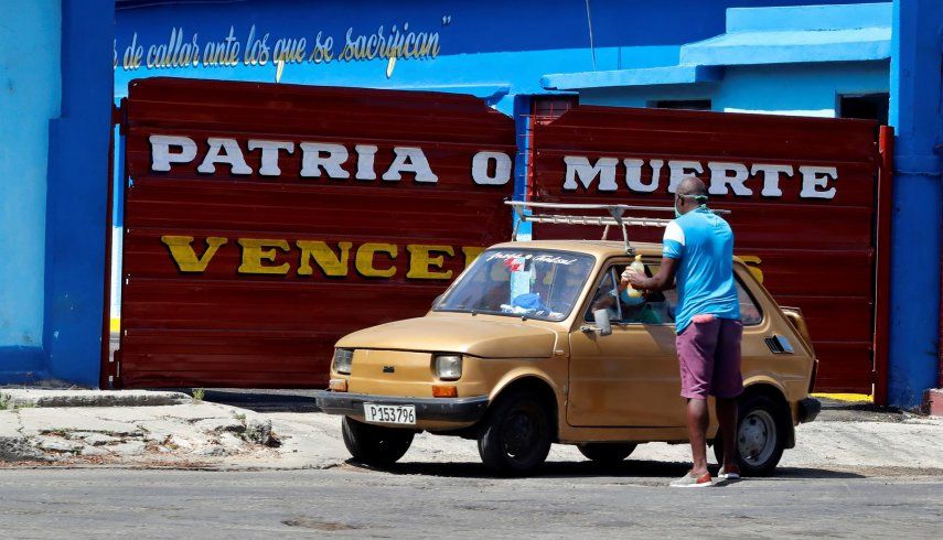 Dos personas conversan hoy en una calle de La Habana (Cuba).