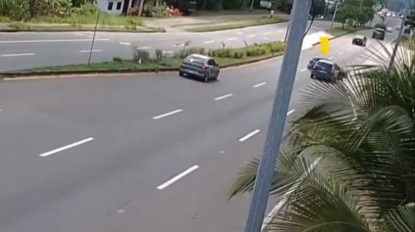 Conductor pierde el control y choca contra un poste en la vía Panamericana