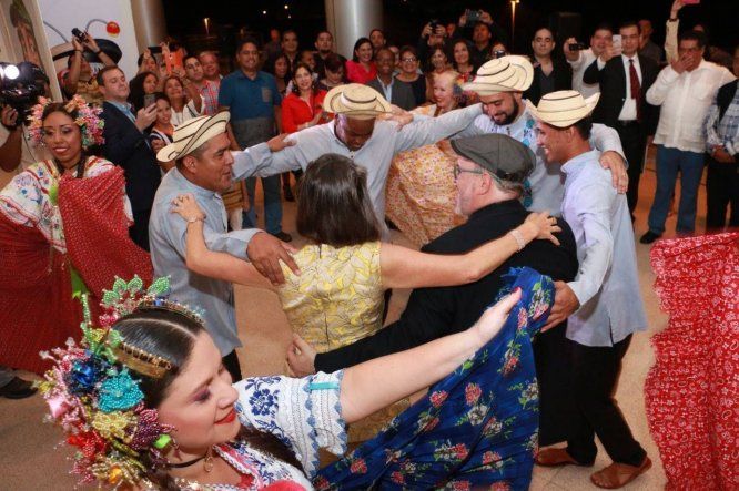 Florinda Meza celebra con caricaturistas en Panamá