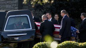 Restos de Bush vuelan a Washington DC para ceremonias