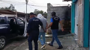 Policía Nacional junto al sujeto aprehendido. Policía Nacional junto al sujeto aprehendido.