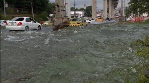 Suministro de agua afectado en varios sectores por rotura de tubería en vía Transístmica