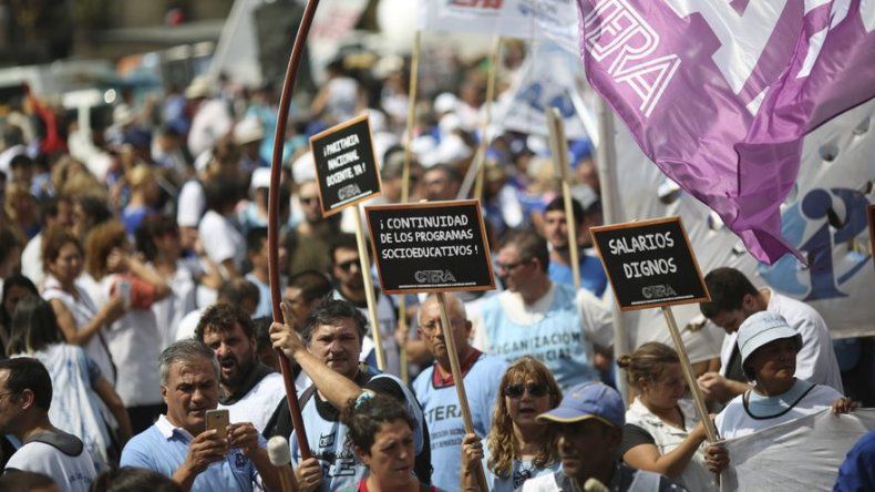 Maestros de Argentina realizan huelga de 48 horas en inicio de curso escolar