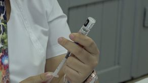 Enfermera sostiene un vial de la vacuna contra covid-19.