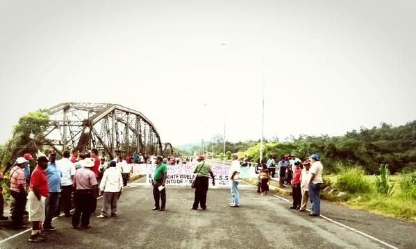 Jubilados cierran puente del río Changuinola, exigen aumento
