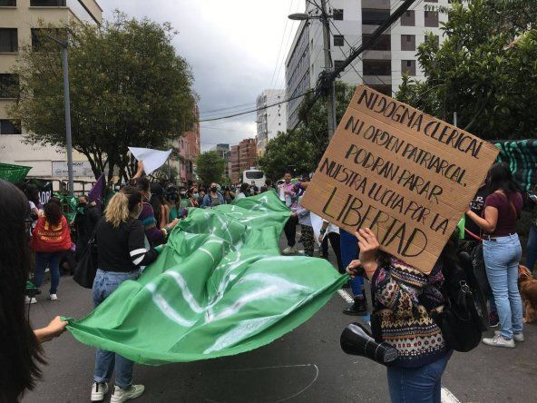 Activistas de grupos feministas de Ecuador se manifiestan a favor del aborto en Quito.