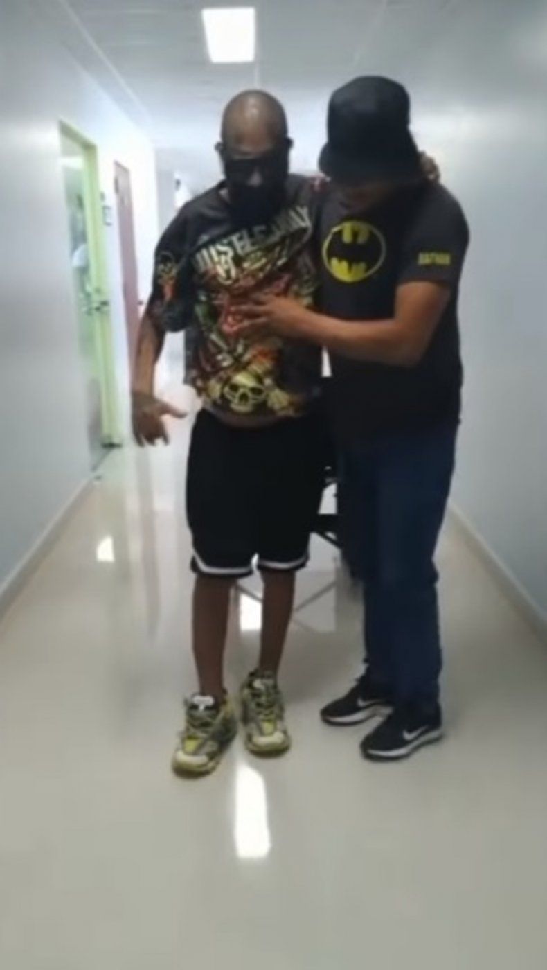 Japanese logra pararse de la silla con apoyo y da sus primeros pasos