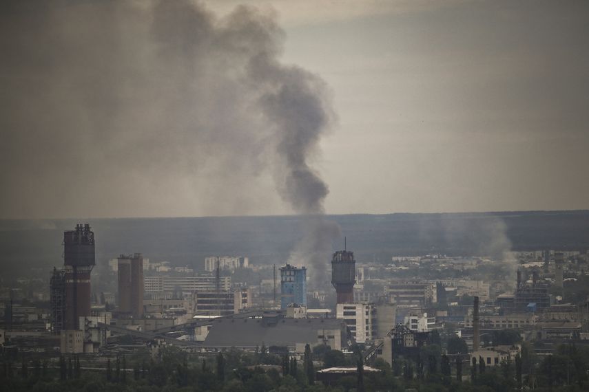 El humo se eleva desde la ciudad de Severodonetsk