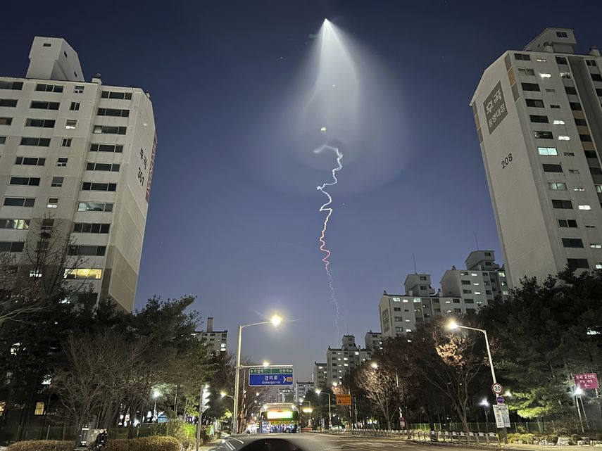 Una espiral de vapor en tonos de blanco a rojo se vio serpenteando detrás de blancas luces brillantes en partes del cielo de Corea del Sur la tarde del viernes.&nbsp;