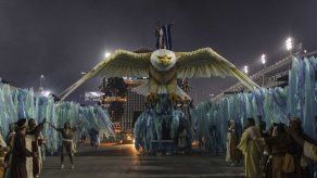 Un desfile con paracaidistas