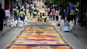 Guatemaltecos buscan nuevo récord Guinness por extensa alfombra religiosa