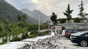 La profundidad del sismo se estimó a 10 km y su epicentro se situó a 39 km del cantón de Luding, informó la televisión publica china CCTV.