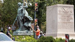 Los trabajadores del municipio desmantelaron las dos estatuas con una grúa, ante los vítores y aplausos de varias decenas de personas.&nbsp;
