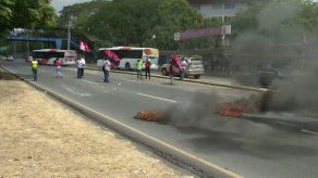 Estudiantes realizan cierre parcial en la vía Transístmica frente a la UP