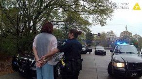 Policías tiran moneda para decidir si arrestan a mujer