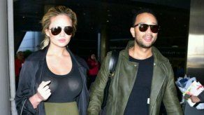 Chrissy Teigen está sorprendida con los cambios físicos del embarazo