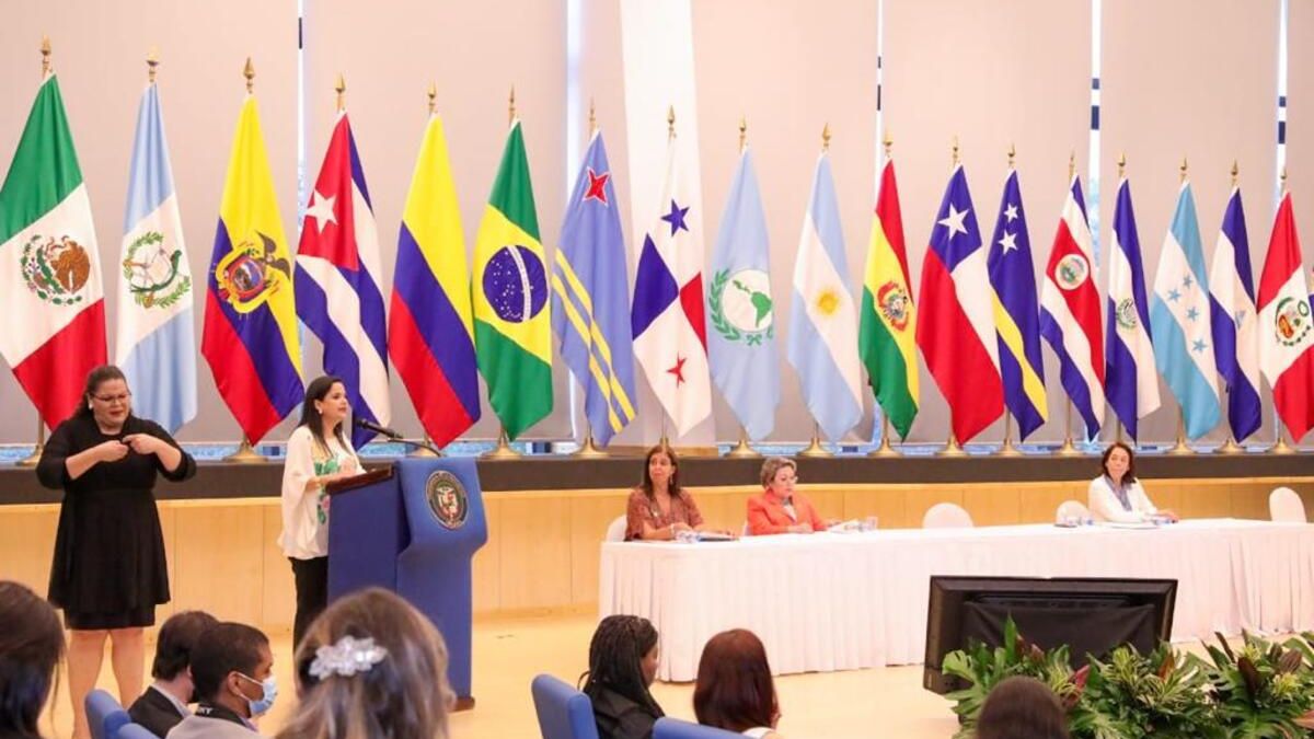 El vicepresidente José Gabriel Carrizo y la ministra María Inés Castillo entregan Reconocimiento a las Buenas Prácticas del Sello ODS a la UTP y otras organizaciones.