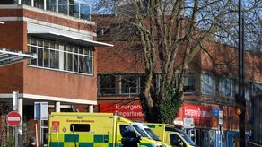 El despliegue incluye 40 médicos militares y 160 efectivos auxiliares que ayudarán en las próximas tres semanas a suplir la falta de personal sanitario infectado por el virus en la capital británica.