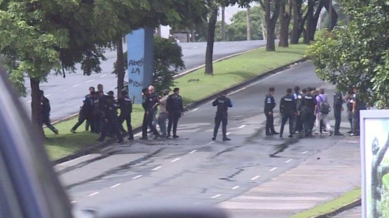 Dos retenidos tras protesta de universitarios en vía Transístmica