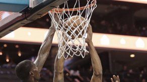 Spurs vence a Hornets y sigue invicto fuera de casa