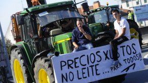 Los ganaderos bloquean las industrias lácteas en Galicia