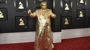 CeeLo bañado en dorado y Gaga rockera en alfombra de Grammy