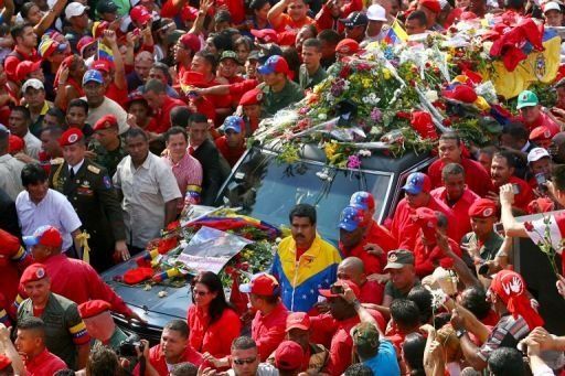 El féretro de Chávez llega a Academia Militar aupado por seguidores