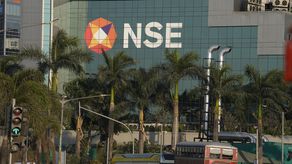 La exjefa de Bolsa se defendió diciendo a los investigadores que no había pruebas de que sus consultas con el gurú hubieran causado pérdidas u otros daños a la bolsa o a los inversores.