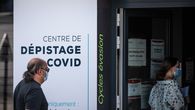 La gente hace fila en un centro de pruebas de covid-19 en la ciudad de Nantes, en el oeste de Francia. La gente hace fila en un centro de pruebas de covid-19 en la ciudad de Nantes, en el oeste de Francia.