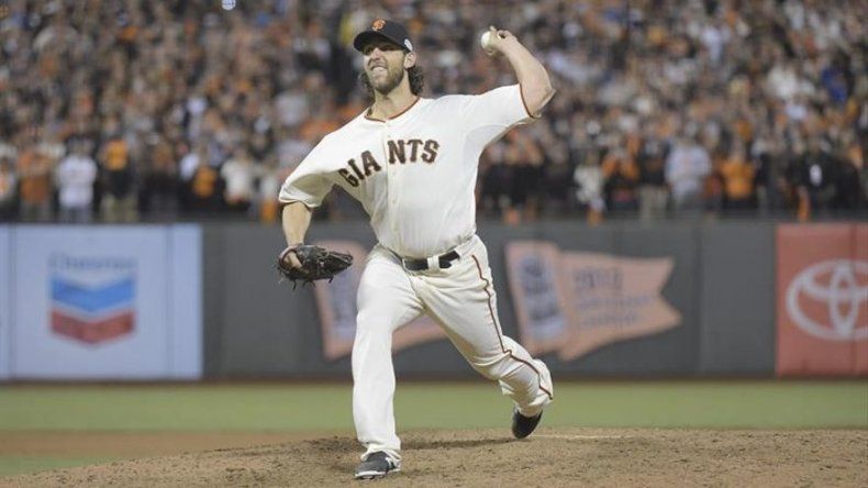 Bumgarner blanquea a los Reales y Gigantes a un paso de ganar la Serie Mundial